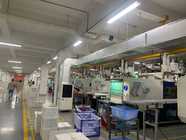 注塑廠安裝星科工業省電空調-立式管道機